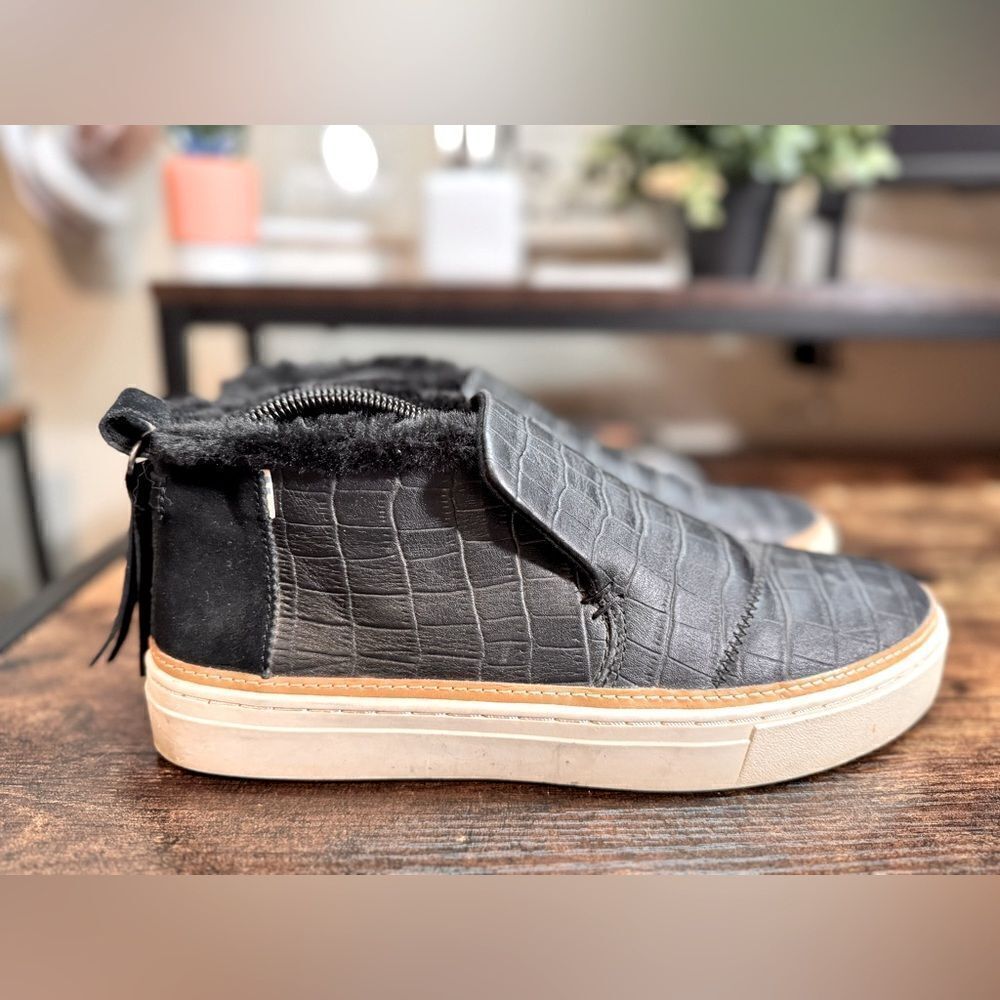 Tom’s Paxton Black Croc Embossed Sneaker size 10